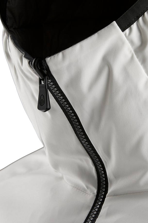 FLOOD 리버시블 재킷(108)은 남녀 모두 착용 가능한, 미니멀하고 스포티한 스타일의 점퍼입니다. 봄, 가을 시즌에 적합하며, 가볍고 부드러운 나일론 소재로 제작되어 편안한 착용감을 제공합니다. 양면 착용이 가능하여 다양한 연출이 가능하며, 지퍼 포켓이 있어 실용성을 더했습니다. 일상 및 스포츠 활동 시, 여행룩이나 산책룩으로 활용하기 좋으며, 방풍 기능으로 쾌적함을 유지합니다. 얇은 두께감과 레귤러 핏으로 제작되어 활동성을 높이고, 무지 디자인으로 어떤 스타일에도 쉽게 매치할 수 있습니다.
