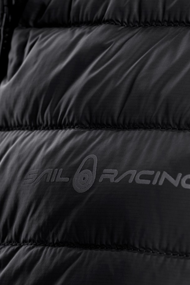 FLOOD 리버시블 베스트(999)는 봄, 가을 시즌에 활용하기 좋은 공용 베스트입니다. 블랙 색상의 무지 디자인으로, 캐주얼과 스포티한 스타일 연출에 용이합니다. 나일론 소재로 제작되어 부드러운 촉감을 제공하며, 레귤러 핏의 집업 스타일로 편안하게 착용할 수 있습니다. 양면으로 활용 가능한 리버시블 디자인은 다양한 스타일을 연출하도록 돕습니다. 산책이나 여행 시, 가볍고 실용적인 아우터로 추천합니다.
