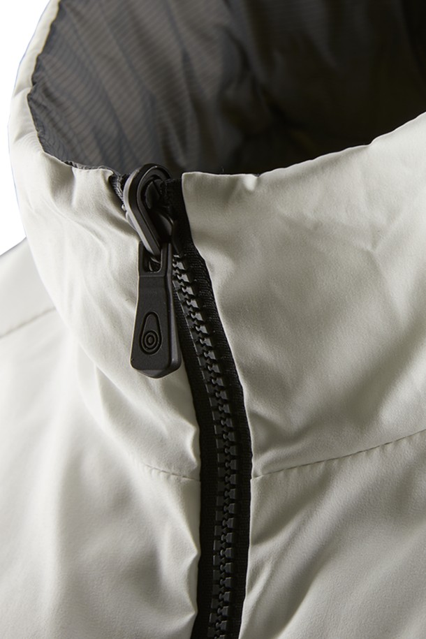 FLOOD REVERSIBLE VEST(108)는 남녀 모두 착용 가능한 리버시블 베스트입니다. 화이트와 블랙 두 가지 색상으로 출시되어 다양한 스타일에 매치하기 용이합니다. 봄, 가을 시즌에 적합하며, 가볍고 부드러운 나일론 소재로 제작되어 편안한 착용감을 선사합니다. 얇은 두께감과 레귤러핏으로 제작되었으며, 집업 방식으로 간편하게 착용할 수 있습니다. 스포티, 캐주얼, 미니멀 스타일을 즐겨 입는 분들께 추천합니다.
