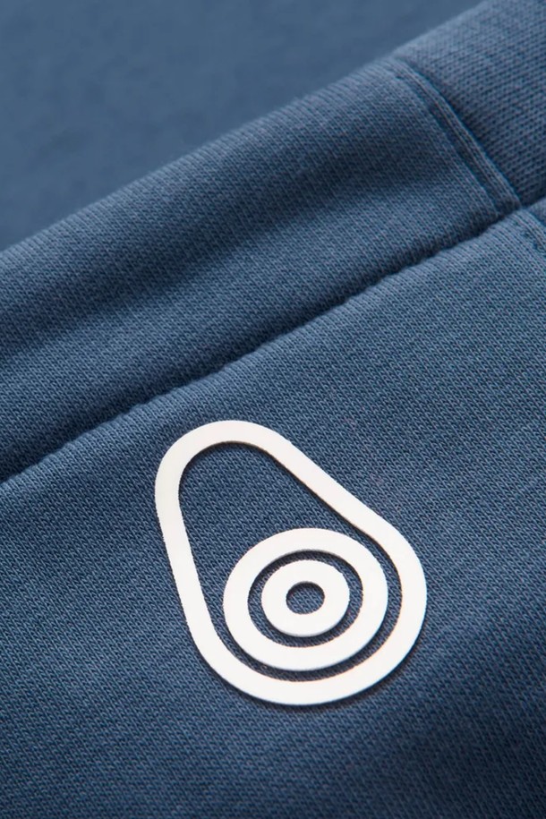 BOWMAN LOGO HOOD(685)는 부드러운 면 소재로 제작되어 편안한 착용감을 제공하는 후드 티셔츠입니다. 네이비 색상에 로고 패턴이 돋보이며, 캐주얼, 스포티, 미니멀 스타일을 연출하기 좋습니다. 가을, 겨울 시즌에 어울리는 두꺼운 두께감으로 보온성을 높였으며, 레귤러 핏과 긴소매 디자인으로 활동성을 더했습니다. 일상생활에서 폭넓게 활용할 수 있는 실용적인 아이템입니다.
