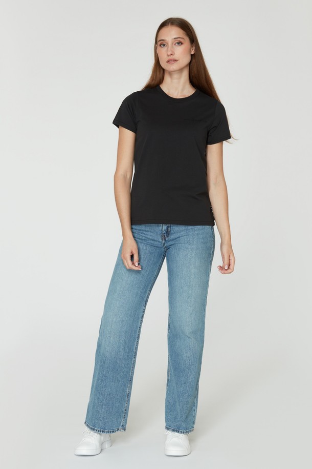 W 게일 로고 티셔츠_999는 여성용으로 출시된 베이직 스타일의 크롭 티셔츠입니다. 부드러운 면 소재로 제작되어 봄, 여름철에 시원하게 착용하기 좋습니다. 심플한 라운드넥 디자인에 레귤러핏으로 편안한 착용감을 선사합니다. 블랙 컬러 바탕에 로고 프린팅으로 포인트를 더했으며, 반소매 기장과 얇은 두께로 시원함을 강조했습니다. 캐주얼, 미니멀 스타일을 즐겨 입는 분들께 추천합니다.
