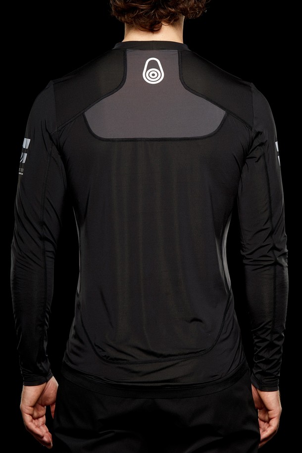 REFERENCE LS 래쉬가드_999는 수영, 서핑, 수상 스포츠를 즐기기에 적합한 남녀 공용 래쉬가드입니다. 여름 시즌에 어울리는 슬림핏 디자인으로, 나일론과 스판덱스 혼방 소재를 사용하여 부드러운 촉감과 뛰어난 신축성을 제공합니다. 긴 소매와 레귤러 기장으로 제작되었으며, 자외선(UV) 차단 및 속건 기능으로 쾌적한 착용감을 선사합니다. 깔끔한 무지 디자인에 로고 프린트가 더해져 스포티하고 미니멀한 스타일을 연출하며, 휴가룩과 여름 바캉스룩에 활용하기 좋습니다.
