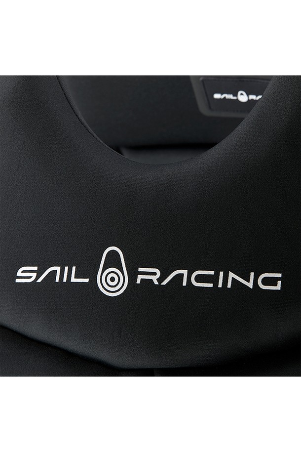 SR90 네오 PFD_999는 수상 스포츠와 세일링에 적합한 남녀 공용 구명조끼입니다. 블랙 색상의 레귤러 핏으로, 여름철 휴가, 리조트, 바캉스룩에 잘 어울리는 스포티한 스타일을 연출합니다. 두꺼운 두께의 네오프렌 소재로 제작되었으며, 민소매 디자인과 라운드넥이 특징입니다. 조절 가능한 스트랩과 안전 버클, 방수, 부력, 보호 기능을 갖춰 안전한 수상 활동을 지원합니다.
