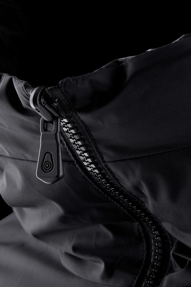 THUNDER REVERSIBLE PARKA(썬더 리버시블 파카)는 남녀 공용으로 착용 가능한 방수 및 보온 기능의 겨울/가을용 아우터입니다. 무지 디자인의 블랙 컬러로, 캐주얼, 스포티, 미니멀 스타일을 연출하기 좋습니다. 두꺼운 두께감과 부드러운 촉감의 나일론 소재로 제작되었으며, 레귤러핏에 긴소매, 후드, 집업 여밈 방식을 갖추었습니다. 양면 착용이 가능하여 실용성을 높인 리버시블 파카입니다.
