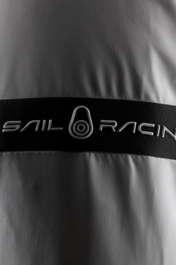 블랙 색상의 남성용 GLACIER 재킷(999)입니다. 겨울철 일상 및 아웃도어 활동에 적합하며, 스포티하고 미니멀한 스타일을 연출합니다. 넉넉한 두께감의 패딩 코트 타입으로, 방수 기능과 뛰어난 보온성을 제공합니다. 후드와 다양한 포켓 디테일이 있으며, 레귤러핏으로 편안하게 착용할 수 있습니다. 등산룩, 여행룩과 같은 다양한 TPO에 활용 가능합니다.
