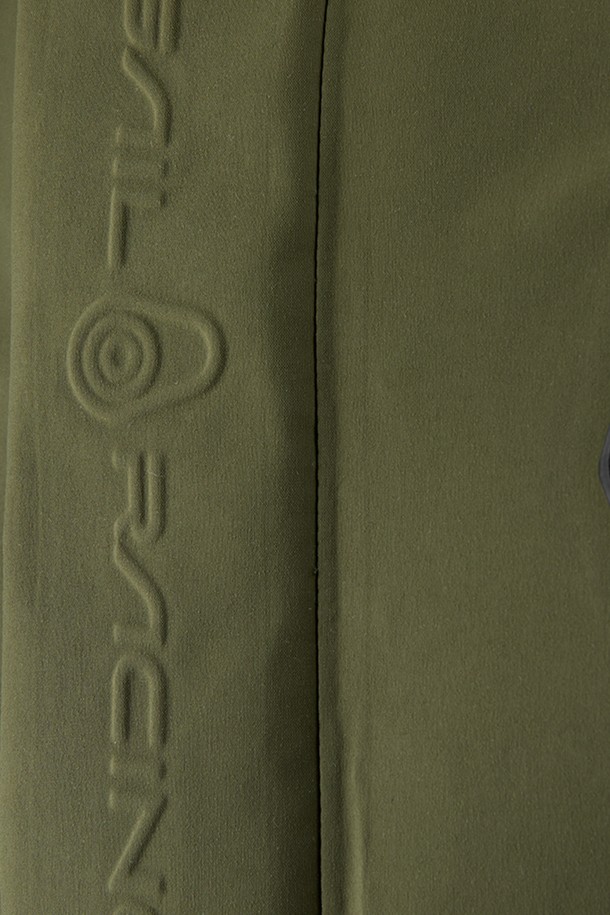 글래시어 베이 재킷(GLACIER BAY JACKET)은 방수, 방풍 기능을 갖춘 남녀 공용 테크니컬 재킷입니다. 하이킹, 스노우스포츠, 아웃도어 활동에 적합하며, 겨울철 스타일리시한 등산룩, 데일리룩, 여행룩을 연출할 수 있습니다. GORE-TEX 소재와 그래핀 라이닝, 프리마로프트 충전재를 사용하여 보온성을 높였으며, YKK 지퍼, 후드 및 밑단 조절 기능으로 편의성을 더했습니다. 카본 다크 네이비, 웜 베이지, 글래시어 베이, 올리브 등 4가지 색상으로 출시되어, 스포티하고 미니멀한 아웃도어 스타일을 완성합니다. 부드러운 촉감의 두꺼운 패딩 안감과 긴소매 디자인으로 겨울철 추위로부터 몸을 보호해 줍니다.
