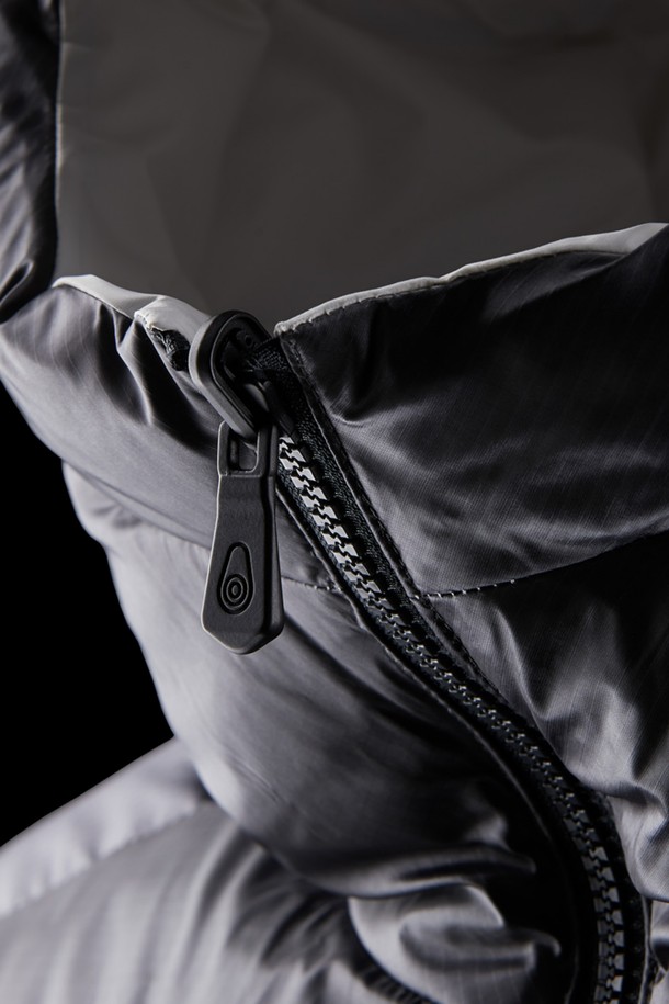 THUNDER REVERSIBLE JACKET(108)는 봄, 가을에 착용하기 좋은 남녀 공용 점퍼입니다. 화이트와 블랙 두 가지 색상으로 출시되었으며, 스포티하고 캐주얼한 스타일을 연출할 수 있습니다. 무지 디자인에 레귤러핏으로 제작되었으며, 나일론 소재로 가볍고 부드러운 촉감을 선사합니다. 양면 착용이 가능한 리버시블 디자인에 집업 방식으로 편안하게 입고 벗을 수 있습니다. 일상 및 스포츠 활동 시에도 활용 가능한 실용적인 아이템입니다.
