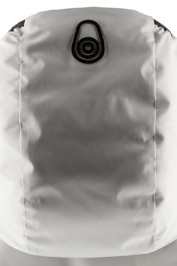 FLOOD 리버시블 재킷(108)은 남녀 모두 착용 가능한, 미니멀하고 스포티한 스타일의 점퍼입니다. 봄, 가을 시즌에 적합하며, 가볍고 부드러운 나일론 소재로 제작되어 편안한 착용감을 제공합니다. 양면 착용이 가능하여 다양한 연출이 가능하며, 지퍼 포켓이 있어 실용성을 더했습니다. 일상 및 스포츠 활동 시, 여행룩이나 산책룩으로 활용하기 좋으며, 방풍 기능으로 쾌적함을 유지합니다. 얇은 두께감과 레귤러 핏으로 제작되어 활동성을 높이고, 무지 디자인으로 어떤 스타일에도 쉽게 매치할 수 있습니다.
