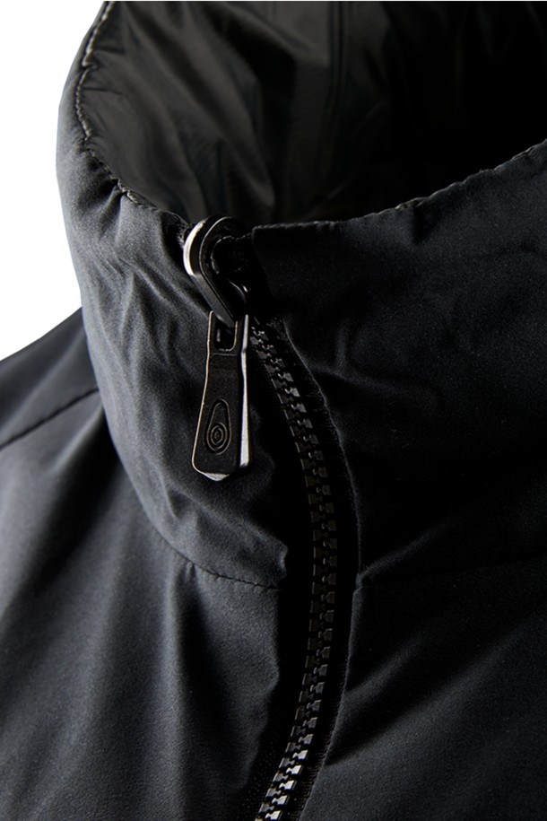 FLOOD 리버시블 베스트(999)는 봄, 가을 시즌에 활용하기 좋은 공용 베스트입니다. 블랙 색상의 무지 디자인으로, 캐주얼과 스포티한 스타일 연출에 용이합니다. 나일론 소재로 제작되어 부드러운 촉감을 제공하며, 레귤러 핏의 집업 스타일로 편안하게 착용할 수 있습니다. 양면으로 활용 가능한 리버시블 디자인은 다양한 스타일을 연출하도록 돕습니다. 산책이나 여행 시, 가볍고 실용적인 아우터로 추천합니다.
