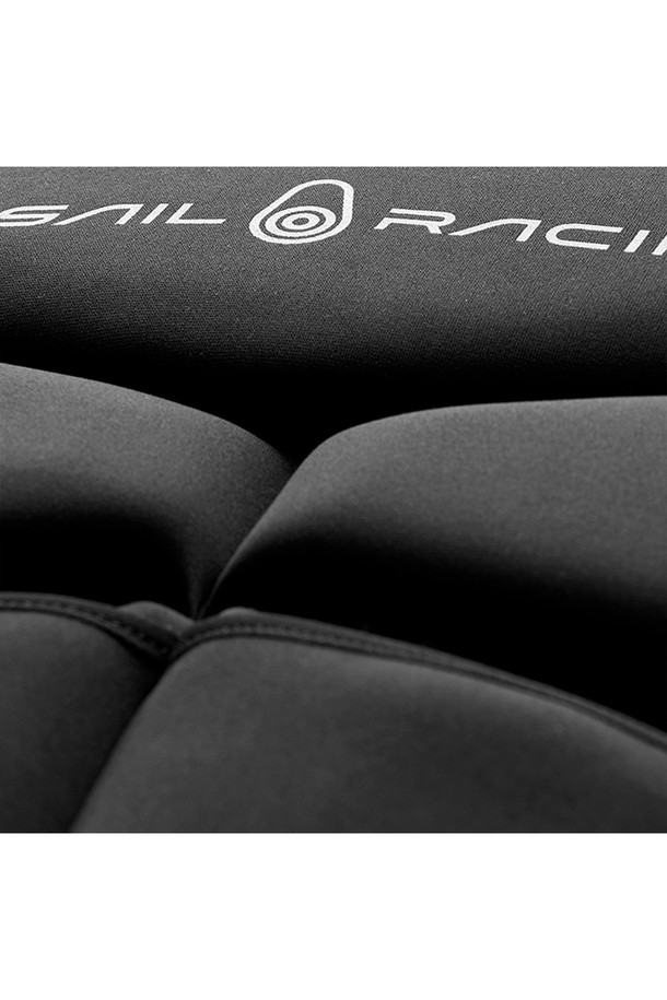 SR90 네오 PFD_999는 수상 스포츠와 세일링에 적합한 남녀 공용 구명조끼입니다. 블랙 색상의 레귤러 핏으로, 여름철 휴가, 리조트, 바캉스룩에 잘 어울리는 스포티한 스타일을 연출합니다. 두꺼운 두께의 네오프렌 소재로 제작되었으며, 민소매 디자인과 라운드넥이 특징입니다. 조절 가능한 스트랩과 안전 버클, 방수, 부력, 보호 기능을 갖춰 안전한 수상 활동을 지원합니다.
