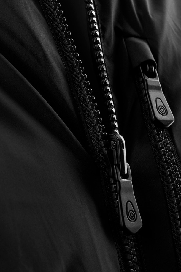 THUNDER REVERSIBLE PARKA(썬더 리버시블 파카)는 남녀 공용으로 착용 가능한 방수 및 보온 기능의 겨울/가을용 아우터입니다. 무지 디자인의 블랙 컬러로, 캐주얼, 스포티, 미니멀 스타일을 연출하기 좋습니다. 두꺼운 두께감과 부드러운 촉감의 나일론 소재로 제작되었으며, 레귤러핏에 긴소매, 후드, 집업 여밈 방식을 갖추었습니다. 양면 착용이 가능하여 실용성을 높인 리버시블 파카입니다.
