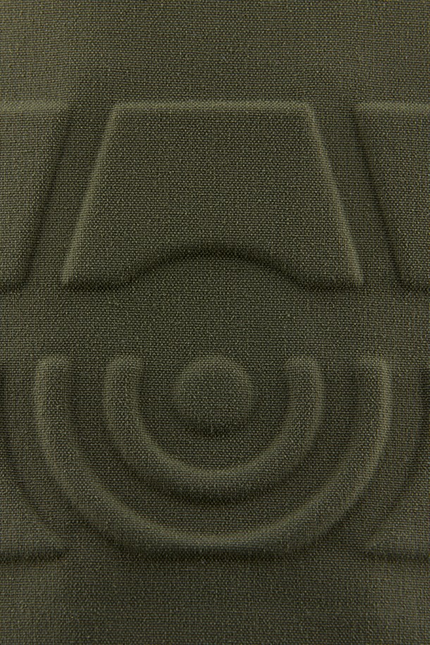 글래시어 베이 재킷(GLACIER BAY JACKET)은 방수, 방풍 기능을 갖춘 남녀 공용 테크니컬 재킷입니다. 하이킹, 스노우스포츠, 아웃도어 활동에 적합하며, 겨울철 스타일리시한 등산룩, 데일리룩, 여행룩을 연출할 수 있습니다. GORE-TEX 소재와 그래핀 라이닝, 프리마로프트 충전재를 사용하여 보온성을 높였으며, YKK 지퍼, 후드 및 밑단 조절 기능으로 편의성을 더했습니다. 카본 다크 네이비, 웜 베이지, 글래시어 베이, 올리브 등 4가지 색상으로 출시되어, 스포티하고 미니멀한 아웃도어 스타일을 완성합니다. 부드러운 촉감의 두꺼운 패딩 안감과 긴소매 디자인으로 겨울철 추위로부터 몸을 보호해 줍니다.
