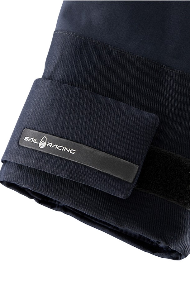 네이비 컬러의 남성용 GLACIER BAY 재킷(698)입니다. 가을, 겨울 시즌에 어울리는 두꺼운 두께감의 나일론 소재로 제작되어 방수 및 방풍 기능을 갖춰 뛰어난 보온성과 활동성을 제공합니다. 일상 및 캐주얼 스타일을 위한 레귤러핏 재킷으로, 하이넥 디자인과 포켓 디테일이 돋보입니다. 집업 방식으로 간편하게 착용 가능하며, 스포티하고 미니멀한 무드를 연출합니다. 부드러운 촉감과 긴 소매 기장으로 편안한 착용감을 선사합니다.
