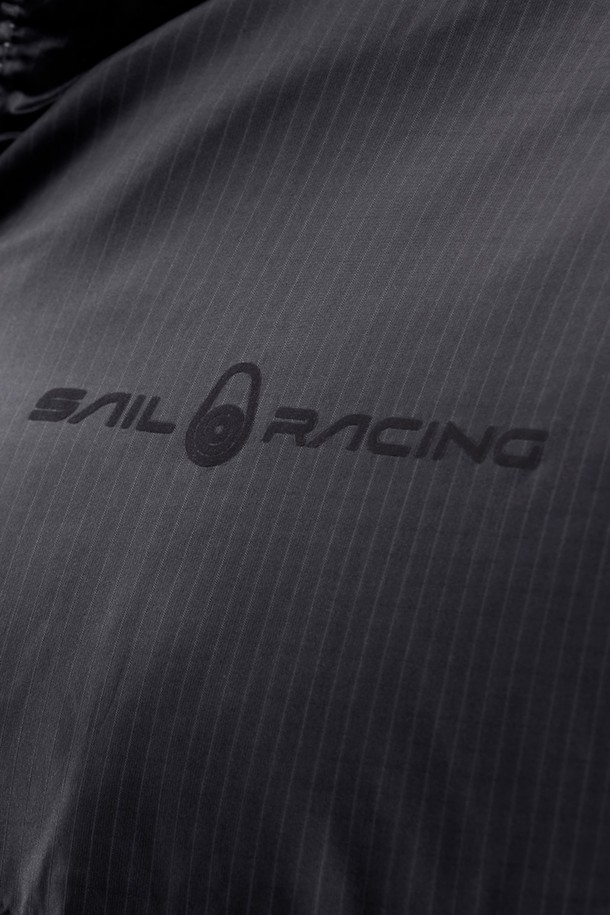 THUNDER REVERSIBLE JACKET(108)는 봄, 가을에 착용하기 좋은 남녀 공용 점퍼입니다. 화이트와 블랙 두 가지 색상으로 출시되었으며, 스포티하고 캐주얼한 스타일을 연출할 수 있습니다. 무지 디자인에 레귤러핏으로 제작되었으며, 나일론 소재로 가볍고 부드러운 촉감을 선사합니다. 양면 착용이 가능한 리버시블 디자인에 집업 방식으로 편안하게 입고 벗을 수 있습니다. 일상 및 스포츠 활동 시에도 활용 가능한 실용적인 아이템입니다.
