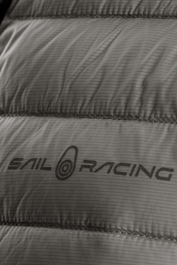 FLOOD 리버시블 재킷(108)은 남녀 모두 착용 가능한, 미니멀하고 스포티한 스타일의 점퍼입니다. 봄, 가을 시즌에 적합하며, 가볍고 부드러운 나일론 소재로 제작되어 편안한 착용감을 제공합니다. 양면 착용이 가능하여 다양한 연출이 가능하며, 지퍼 포켓이 있어 실용성을 더했습니다. 일상 및 스포츠 활동 시, 여행룩이나 산책룩으로 활용하기 좋으며, 방풍 기능으로 쾌적함을 유지합니다. 얇은 두께감과 레귤러 핏으로 제작되어 활동성을 높이고, 무지 디자인으로 어떤 스타일에도 쉽게 매치할 수 있습니다.
