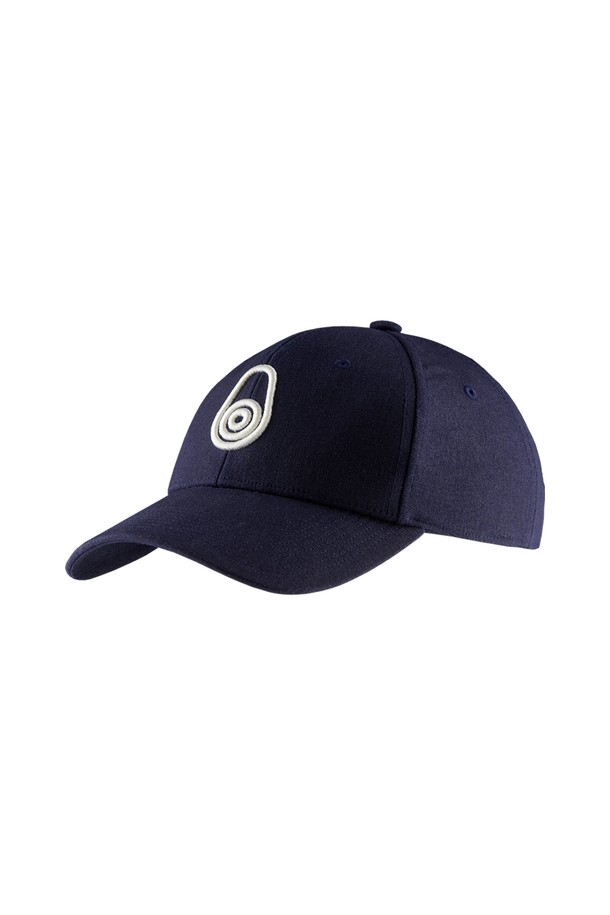 **TORANDO CAP(토란도 캡, 696)**은 면 소재로 제작되어 부드러운 촉감을 선사하는 캡모자입니다. 네이비 컬러에 로고 자수 디테일이 돋보이는 심플한 디자인으로, 기본 야구모자 스타일을 연출합니다. 일반적인 모자 깊이와 챙 넓이로 제작되어 편안한 착용감을 제공하며, 봄, 여름, 가을 계절에 활용하기 좋습니다. 캐주얼, 미니멀, 클래식 스타일의 여행룩, 산책룩에 매치하여 세련된 분위기를 더해보세요.
