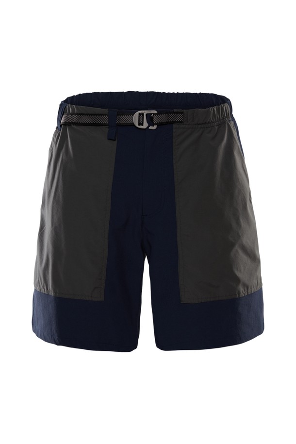 TORNADO SHORTS(토네이도 쇼츠)는 남성용 바지로, 여름철 러닝이나 일상에서 스포티하고 캐주얼한 스타일을 연출하기 좋습니다. 네이비와 그레이 두 가지 색상으로 출시되었으며, 숏 기장과 레귤러핏으로 편안한 착용감을 제공합니다. 나일론과 폴리에스테르 혼방 소재로 제작되어 얇고 부드러운 촉감을 자랑하며, 무지 패턴에 벨트 스트랩 디테일과 배색 디자인을 더해 포인트를 주었습니다. 밴딩 처리된 허리 부분과 포켓 디테일로 활동성과 실용성을 높인 제품입니다.
