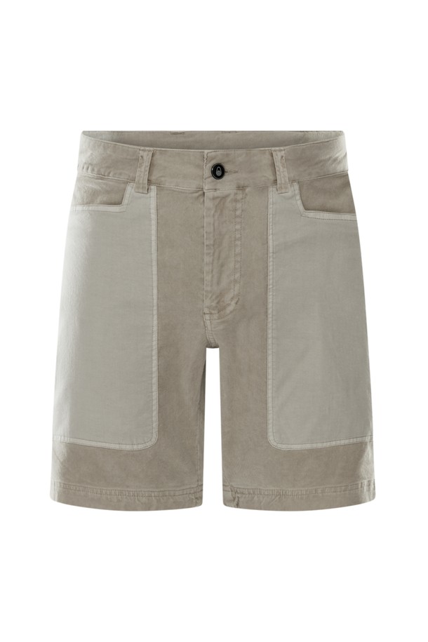 베이직하고 편안한 무드의 블락 코듀로이 쇼츠(118)입니다. 부드러운 촉감의 코듀로이 소재로 제작되어 봄, 여름 시즌에 시원하게 착용하기 좋습니다. 숏 기장과 레귤러 핏으로 다리가 길어 보이는 효과를 주며, 캐주얼한 스타일 연출에 용이합니다. 포켓 디테일이 있어 실용성을 더했으며, 일상복뿐만 아니라 봄 소풍룩으로도 활용하기 좋습니다. 베이지 컬러의 무지 디자인으로 어떤 상의와도 쉽게 매치할 수 있습니다.
