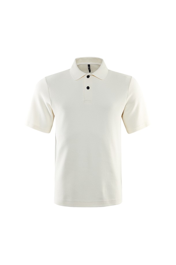 CYCLONE POLO(102)는 부드러운 면 소재로 제작된 여성 및 남성용 폴로 셔츠입니다. 봄, 여름 시즌에 적합하며 캐주얼하고 베이직한 스타일을 연출할 수 있습니다. 레귤러핏, 크롭 기장, 무지 패턴, 반소매 디자인에 폴로 칼라와 버튼 디테일이 돋보이며, 얇은 두께감으로 시원하게 착용할 수 있습니다.
