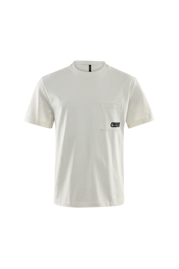 **싸이클론 포켓 티(102)**는 봄, 여름에 활용하기 좋은 공용 상의입니다. 베이직하고 캐주얼한 스타일을 연출하며, 크롭 기장과 레귤러핏으로 제작되었습니다. 부드러운 면 소재로 제작되어 편안한 착용감을 선사하며, 라운드넥과 반소매 디자인으로 시원하게 입을 수 있습니다. 무지 디자인에 포켓 디테일이 더해져 미니멀한 매력을 더합니다. 화이트 컬러로 다양한 하의와 매치하기 용이합니다.
