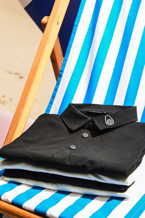 BOWMAN TECH POLO(999)는 남성용 폴로넥 반소매 티셔츠입니다. 블랙 컬러의 무지 디자인으로, 베이직하고 캐주얼한 스타일을 연출합니다. 봄, 여름 시즌에 적합하며, 얇고 부드러운 폴리에스테르 소재로 제작되어 흡습 및 속건 기능을 제공합니다. 레귤러핏으로 편안하게 착용할 수 있으며, 캐주얼 및 미니멀 스타일을 즐기는 분들께 추천합니다.
