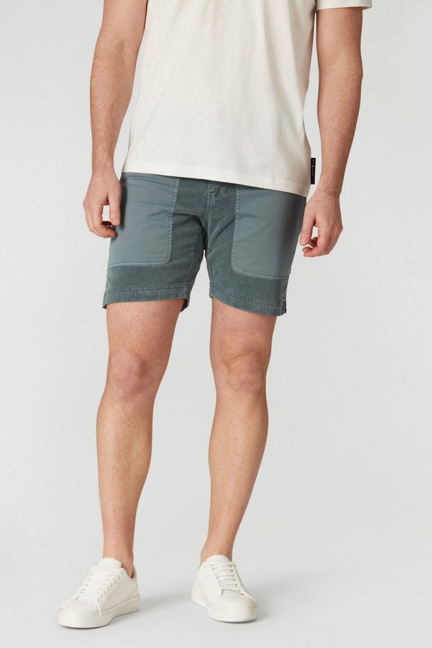 남성용 BLOCKED CORDUROY SHORTS(617)는 봄, 여름 시즌에 적합한 캐주얼 스타일의 코듀로이 반바지입니다. 레귤러핏으로 편안하게 떨어지며, 얇은 두께감과 뻣뻣한 촉감이 특징입니다. 그린 컬러의 무지 디자인에 블록 디자인이 더해져, 개성 있는 스타일을 연출합니다.
