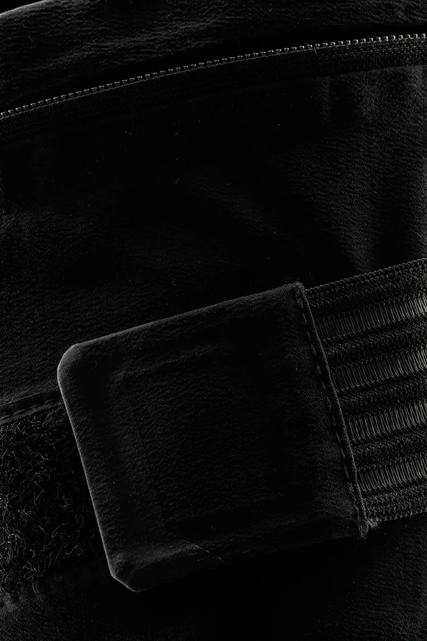 ORCA 재킷(999)은 일상과 아웃도어 활동에 모두 적합한 공용 재킷입니다. 블랙 컬러에 미니멀하고 스포티한 스타일을 더했으며, 가을, 겨울 시즌에 착용하기 좋습니다. 나일론 소재로 제작되어 방수 및 방풍 기능이 뛰어나고, 두꺼운 두께감으로 보온성을 높였습니다. 레귤러 핏에 후드와 지퍼 포켓 디테일이 있으며, 집업 스타일로 간편하게 착용할 수 있습니다. 여행, 출근, 등산 등 다양한 TPO에 활용 가능하며, 미니멀, 스포티, 클래식 스타일을 연출하기 좋습니다.
