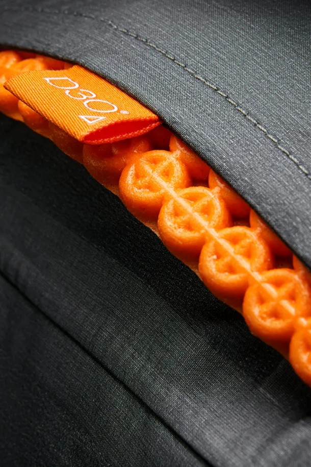 ORCA OPEN OCEAN PANT(오르카 오픈 오션 팬츠)는 남성용 바지로, 아웃도어 및 워터스포츠 활동에 적합합니다. 봄, 여름, 가을 계절에 착용하기 좋으며, 스포티한 스타일을 연출할 수 있습니다. 튼튼한 나일론 소재를 사용하고 두꺼운 두께감으로 제작되어 뻣뻣한 촉감을 줍니다. 레귤러핏으로 편안하게 착용 가능하며, 방수 및 통기성 기능을 갖춰 활동성을 높였습니다. 카고 포켓과 지퍼 디테일이 돋보이는 디자인입니다.
