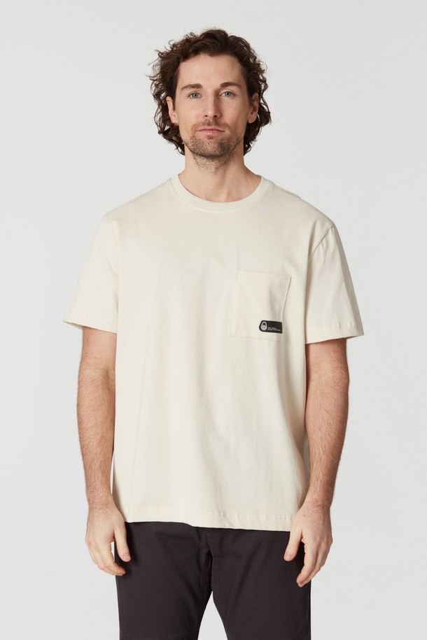 **싸이클론 포켓 티(102)**는 봄, 여름에 활용하기 좋은 공용 상의입니다. 베이직하고 캐주얼한 스타일을 연출하며, 크롭 기장과 레귤러핏으로 제작되었습니다. 부드러운 면 소재로 제작되어 편안한 착용감을 선사하며, 라운드넥과 반소매 디자인으로 시원하게 입을 수 있습니다. 무지 디자인에 포켓 디테일이 더해져 미니멀한 매력을 더합니다. 화이트 컬러로 다양한 하의와 매치하기 용이합니다.
