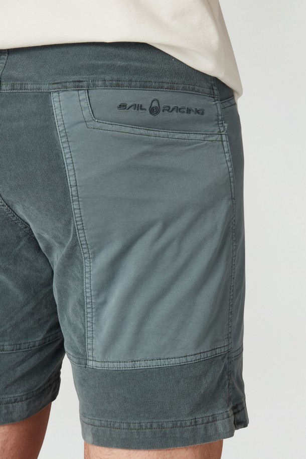 남성용 BLOCKED CORDUROY SHORTS(617)는 봄, 여름 시즌에 적합한 캐주얼 스타일의 코듀로이 반바지입니다. 레귤러핏으로 편안하게 떨어지며, 얇은 두께감과 뻣뻣한 촉감이 특징입니다. 그린 컬러의 무지 디자인에 블록 디자인이 더해져, 개성 있는 스타일을 연출합니다.
