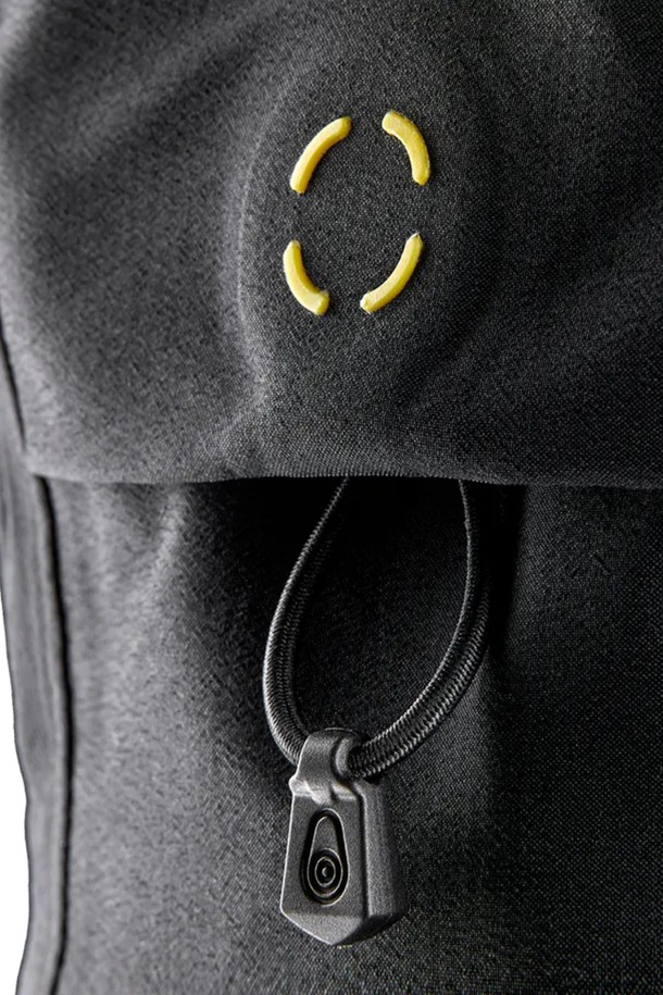 ORCA 재킷(999)은 일상과 아웃도어 활동에 모두 적합한 공용 재킷입니다. 블랙 컬러에 미니멀하고 스포티한 스타일을 더했으며, 가을, 겨울 시즌에 착용하기 좋습니다. 나일론 소재로 제작되어 방수 및 방풍 기능이 뛰어나고, 두꺼운 두께감으로 보온성을 높였습니다. 레귤러 핏에 후드와 지퍼 포켓 디테일이 있으며, 집업 스타일로 간편하게 착용할 수 있습니다. 여행, 출근, 등산 등 다양한 TPO에 활용 가능하며, 미니멀, 스포티, 클래식 스타일을 연출하기 좋습니다.
