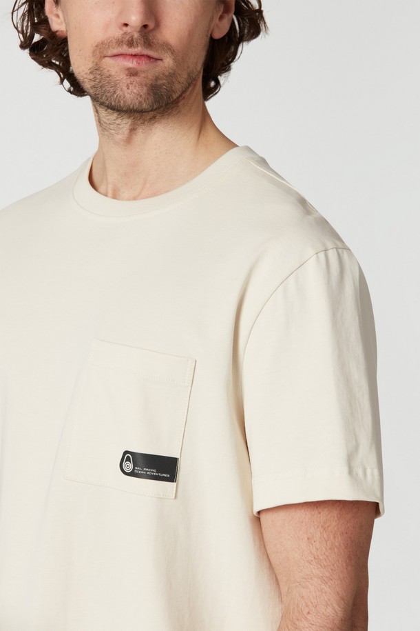 **싸이클론 포켓 티(102)**는 봄, 여름에 활용하기 좋은 공용 상의입니다. 베이직하고 캐주얼한 스타일을 연출하며, 크롭 기장과 레귤러핏으로 제작되었습니다. 부드러운 면 소재로 제작되어 편안한 착용감을 선사하며, 라운드넥과 반소매 디자인으로 시원하게 입을 수 있습니다. 무지 디자인에 포켓 디테일이 더해져 미니멀한 매력을 더합니다. 화이트 컬러로 다양한 하의와 매치하기 용이합니다.
