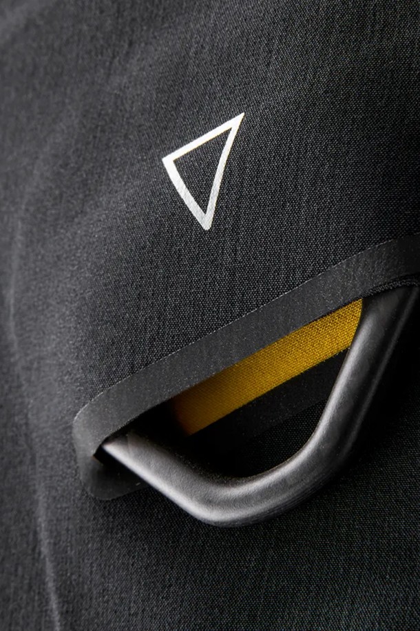 ORCA 재킷(999)은 일상과 아웃도어 활동에 모두 적합한 공용 재킷입니다. 블랙 컬러에 미니멀하고 스포티한 스타일을 더했으며, 가을, 겨울 시즌에 착용하기 좋습니다. 나일론 소재로 제작되어 방수 및 방풍 기능이 뛰어나고, 두꺼운 두께감으로 보온성을 높였습니다. 레귤러 핏에 후드와 지퍼 포켓 디테일이 있으며, 집업 스타일로 간편하게 착용할 수 있습니다. 여행, 출근, 등산 등 다양한 TPO에 활용 가능하며, 미니멀, 스포티, 클래식 스타일을 연출하기 좋습니다.
