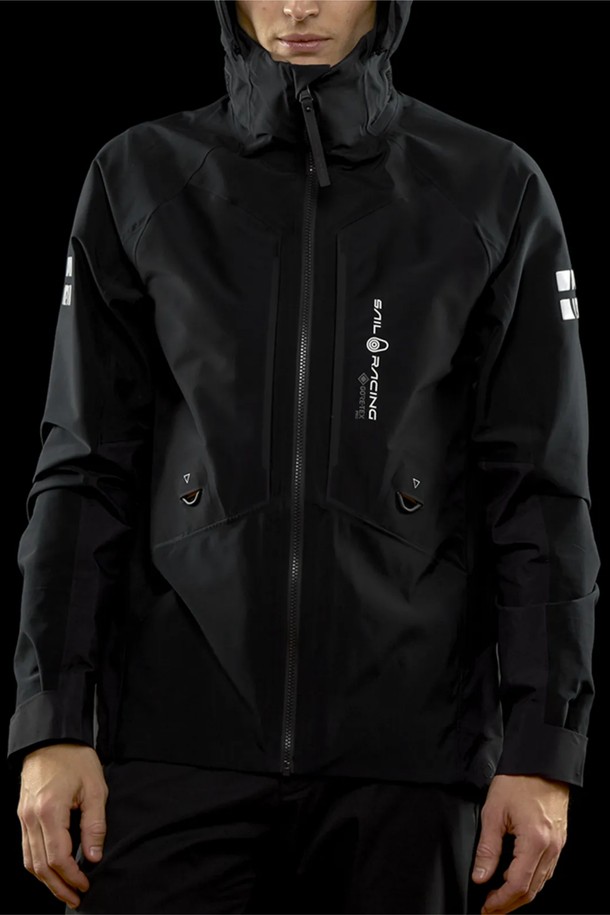 ORCA 재킷(999)은 일상과 아웃도어 활동에 모두 적합한 공용 재킷입니다. 블랙 컬러에 미니멀하고 스포티한 스타일을 더했으며, 가을, 겨울 시즌에 착용하기 좋습니다. 나일론 소재로 제작되어 방수 및 방풍 기능이 뛰어나고, 두꺼운 두께감으로 보온성을 높였습니다. 레귤러 핏에 후드와 지퍼 포켓 디테일이 있으며, 집업 스타일로 간편하게 착용할 수 있습니다. 여행, 출근, 등산 등 다양한 TPO에 활용 가능하며, 미니멀, 스포티, 클래식 스타일을 연출하기 좋습니다.
