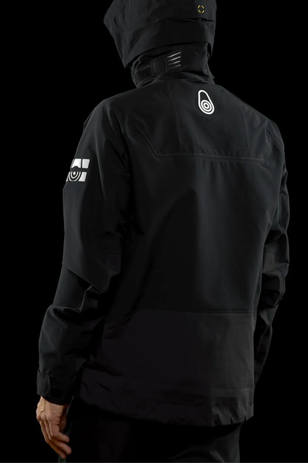 ORCA 재킷(999)은 일상과 아웃도어 활동에 모두 적합한 공용 재킷입니다. 블랙 컬러에 미니멀하고 스포티한 스타일을 더했으며, 가을, 겨울 시즌에 착용하기 좋습니다. 나일론 소재로 제작되어 방수 및 방풍 기능이 뛰어나고, 두꺼운 두께감으로 보온성을 높였습니다. 레귤러 핏에 후드와 지퍼 포켓 디테일이 있으며, 집업 스타일로 간편하게 착용할 수 있습니다. 여행, 출근, 등산 등 다양한 TPO에 활용 가능하며, 미니멀, 스포티, 클래식 스타일을 연출하기 좋습니다.
