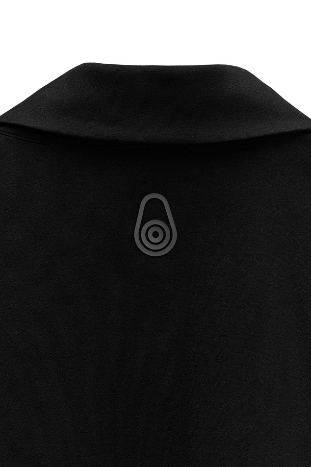 BOWMAN TECH POLO(999)는 남성용 폴로넥 반소매 티셔츠입니다. 블랙 컬러의 무지 디자인으로, 베이직하고 캐주얼한 스타일을 연출합니다. 봄, 여름 시즌에 적합하며, 얇고 부드러운 폴리에스테르 소재로 제작되어 흡습 및 속건 기능을 제공합니다. 레귤러핏으로 편안하게 착용할 수 있으며, 캐주얼 및 미니멀 스타일을 즐기는 분들께 추천합니다.
