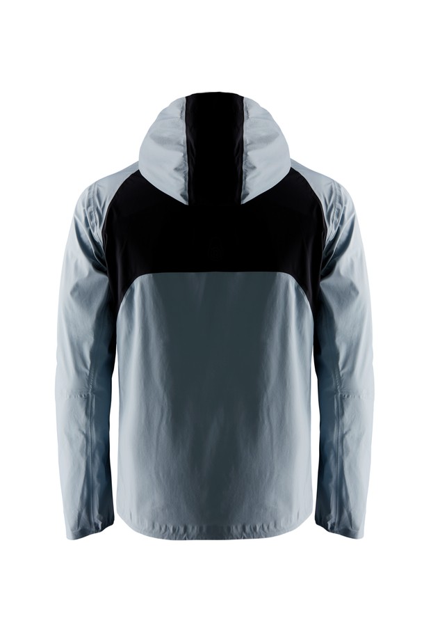 VAPOR 재킷(682)은 남성을 위한 스포츠 재킷으로, 봄, 가을 시즌에 활용하기 좋습니다. 그레이와 블랙 두 가지 색상으로 제공되며, 스포티한 스타일을 연출합니다. 가볍고 부드러운 나일론 소재를 사용하여 활동성과 착용감을 높였으며, 통기성과 방수 기능으로 쾌적함을 유지합니다. 레귤러핏에 집업 스타일, 후드와 지퍼 포켓, 배색 디자인이 특징이며, 러닝, 피트니스, 등산 등 다양한 TPO에 적합합니다.
