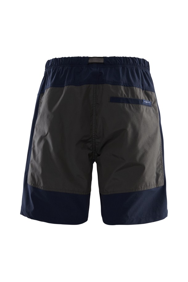 TORNADO SHORTS(토네이도 쇼츠)는 남성용 바지로, 여름철 러닝이나 일상에서 스포티하고 캐주얼한 스타일을 연출하기 좋습니다. 네이비와 그레이 두 가지 색상으로 출시되었으며, 숏 기장과 레귤러핏으로 편안한 착용감을 제공합니다. 나일론과 폴리에스테르 혼방 소재로 제작되어 얇고 부드러운 촉감을 자랑하며, 무지 패턴에 벨트 스트랩 디테일과 배색 디자인을 더해 포인트를 주었습니다. 밴딩 처리된 허리 부분과 포켓 디테일로 활동성과 실용성을 높인 제품입니다.
