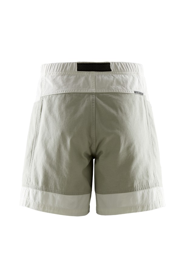 **TORNADO SHORTS(토네이도 쇼츠) (106)**는 남성용 반바지로, 여름철 일상 및 아웃도어 활동에 적합합니다. 베이지와 그레이 두 가지 색상으로 제공되며, 캐주얼 및 스포티한 스타일을 연출할 수 있습니다. 얇고 부드러운 나일론 소재의 레귤러핏 반바지로, 허리 밴딩과 벨트 스트랩 디테일, 포켓 디테일이 특징입니다. 여행룩, 휴가룩, 캠핑룩 등 다양한 TPO에 활용 가능하며, 미니멀한 스타일까지 소화할 수 있습니다.
