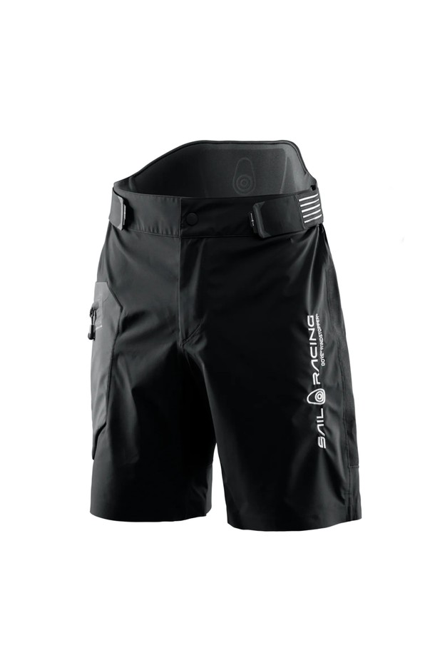 REFERENCE LIGHT SHORTS(999)는 남녀 모두 착용 가능한 숏 기장의 바지입니다. 러닝과 일상생활에 적합하며, 봄, 여름 시즌에 활용하기 좋습니다. 블랙 컬러의 무지 디자인으로, 스포티하면서도 미니멀한 스타일을 연출합니다. 얇고 부드러운 나일론 소재로 제작되었으며, 레귤러핏으로 편안한 착용감을 제공합니다. 사이드 포켓과 로고 프린트, 신축성 있는 밴딩이 특징입니다.
