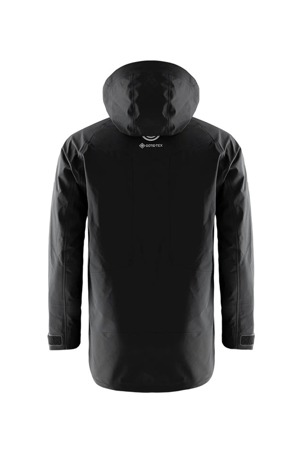 REFERENCE PRO JACKET(레퍼런스 프로 재킷)(999)은 남성용 아우터로, 봄, 가을, 겨울 계절에 적합한 하드쉘 타입의 두꺼운 나일론 소재 재킷입니다. 블랙 색상의 무지 디자인으로, 스포티하고 캐주얼한 스타일을 연출하며, 등산룩, 캠핑룩, 출근룩 등 다양한 TPO에 활용할 수 있습니다. 레귤러핏의 레귤러 기장으로 제작되었으며, 집업 여밈 방식과 긴 소매, 후드, 방수, 방풍 기능, 지퍼 포켓이 특징입니다. 미니멀한 디자인으로 어떤 스타일에도 쉽게 매치할 수 있습니다.
