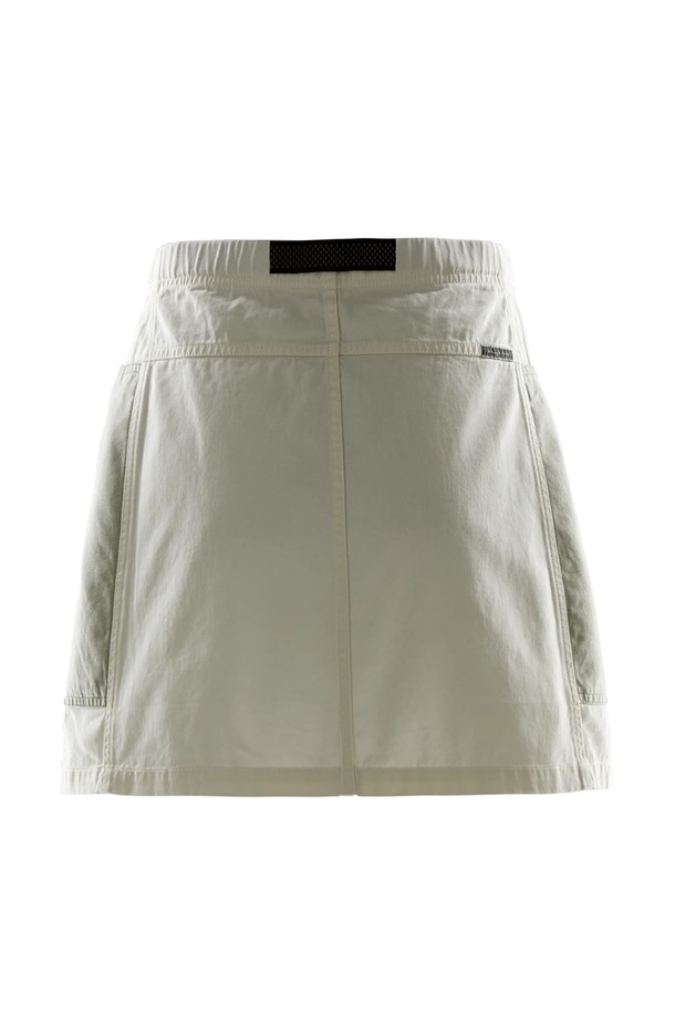 W 미스트 블락 SKIRT(102)는 여성용 미니스커트입니다. 베이지와 카키 두 가지 색상으로 출시되었으며, 봄, 여름철 아웃도어 활동이나 일상에서 스포티하고 캐주얼한 스타일을 연출하기 좋습니다. A라인 핏에 얇고 부드러운 나일론 소재로 제작되어 편안한 착용감을 선사하며, 블록 패턴이 돋보입니다. 포켓 디테일과 벨트고리가 있어 실용성을 더했으며, 여행룩이나 산책룩에 활용하기 좋습니다.
