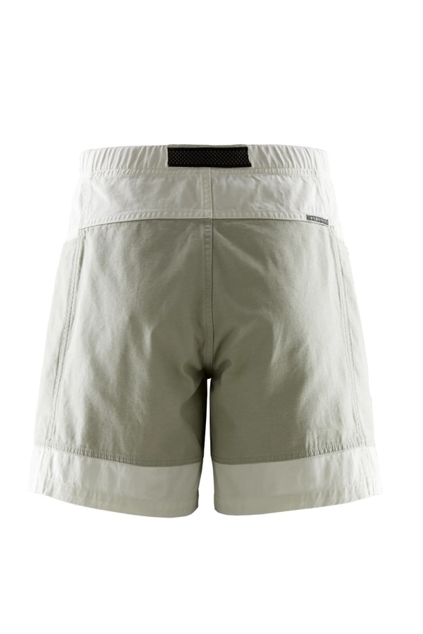 W 미스트 블락킹 쇼츠(102)는 여성용으로, 봄과 여름에 활용하기 좋은 숏 기장의 바지입니다. 베이지와 카키 두 가지 색상으로 출시되었으며, 캐주얼, 스포티, 미니멀한 스타일을 연출하기 좋습니다. 얇고 부드러운 나일론 소재로 제작되어 편안한 착용감을 선사하며, 레귤러핏으로 누구나 부담 없이 소화할 수 있습니다. 허리 밴딩과 벨트, 포켓 디테일이 더해져 실용성을 높였으며, 여행이나 휴가와 같은 TPO에 적합합니다.
