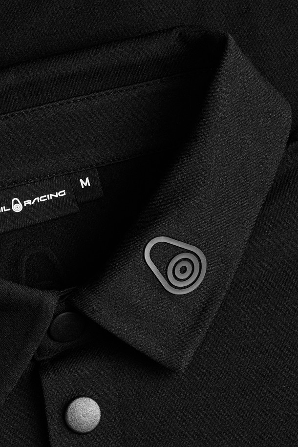 BOWMAN TECH POLO(999)는 남성용 폴로넥 반소매 티셔츠입니다. 블랙 컬러의 무지 디자인으로, 베이직하고 캐주얼한 스타일을 연출합니다. 봄, 여름 시즌에 적합하며, 얇고 부드러운 폴리에스테르 소재로 제작되어 흡습 및 속건 기능을 제공합니다. 레귤러핏으로 편안하게 착용할 수 있으며, 캐주얼 및 미니멀 스타일을 즐기는 분들께 추천합니다.
