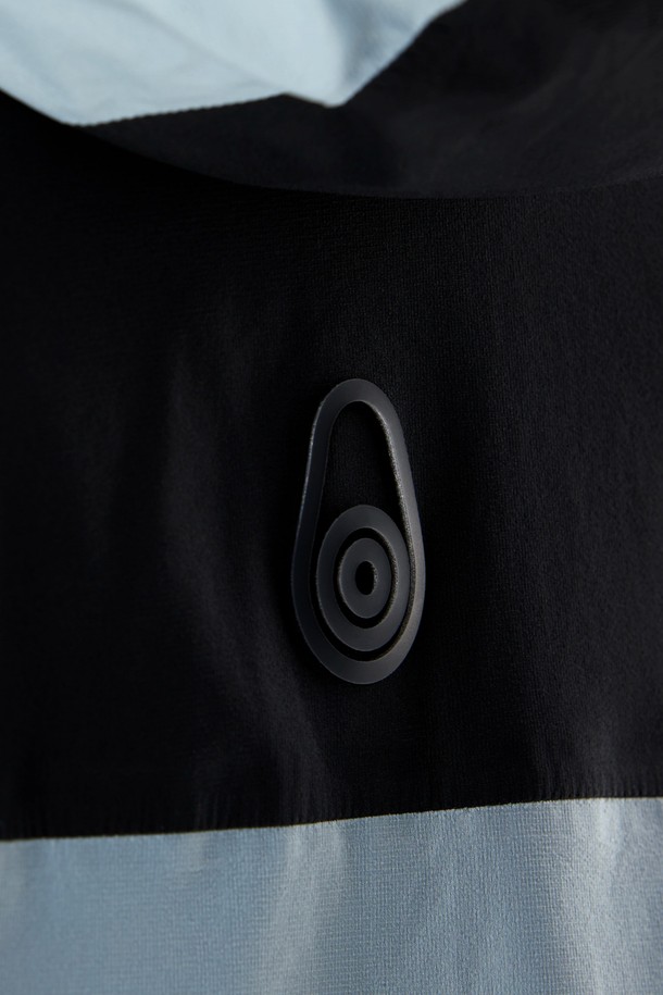 VAPOR 재킷(682)은 남성을 위한 스포츠 재킷으로, 봄, 가을 시즌에 활용하기 좋습니다. 그레이와 블랙 두 가지 색상으로 제공되며, 스포티한 스타일을 연출합니다. 가볍고 부드러운 나일론 소재를 사용하여 활동성과 착용감을 높였으며, 통기성과 방수 기능으로 쾌적함을 유지합니다. 레귤러핏에 집업 스타일, 후드와 지퍼 포켓, 배색 디자인이 특징이며, 러닝, 피트니스, 등산 등 다양한 TPO에 적합합니다.
