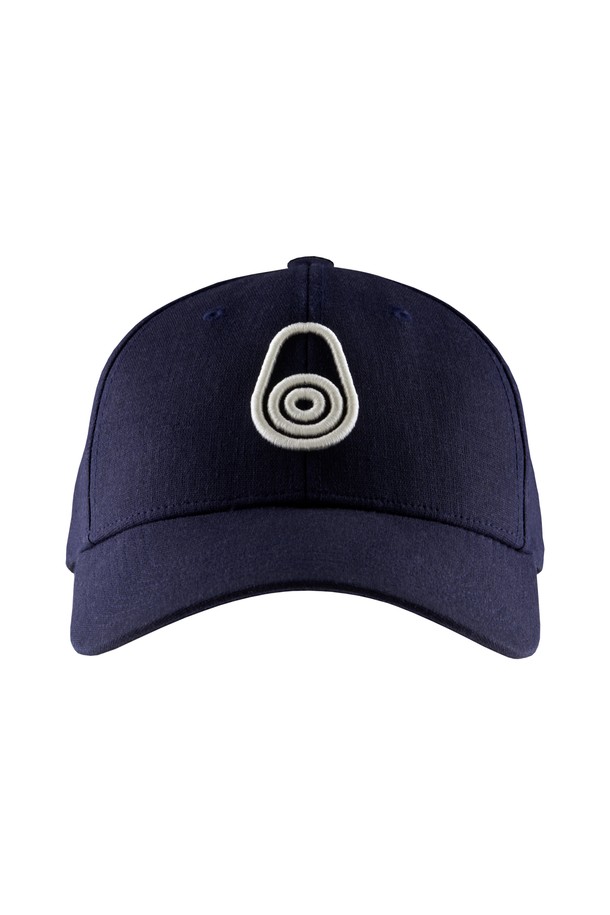 **TORANDO CAP(토란도 캡, 696)**은 면 소재로 제작되어 부드러운 촉감을 선사하는 캡모자입니다. 네이비 컬러에 로고 자수 디테일이 돋보이는 심플한 디자인으로, 기본 야구모자 스타일을 연출합니다. 일반적인 모자 깊이와 챙 넓이로 제작되어 편안한 착용감을 제공하며, 봄, 여름, 가을 계절에 활용하기 좋습니다. 캐주얼, 미니멀, 클래식 스타일의 여행룩, 산책룩에 매치하여 세련된 분위기를 더해보세요.
