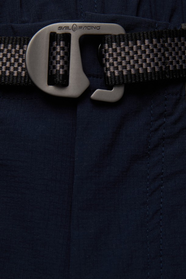 TORNADO SHORTS(토네이도 쇼츠)는 남성용 바지로, 여름철 러닝이나 일상에서 스포티하고 캐주얼한 스타일을 연출하기 좋습니다. 네이비와 그레이 두 가지 색상으로 출시되었으며, 숏 기장과 레귤러핏으로 편안한 착용감을 제공합니다. 나일론과 폴리에스테르 혼방 소재로 제작되어 얇고 부드러운 촉감을 자랑하며, 무지 패턴에 벨트 스트랩 디테일과 배색 디자인을 더해 포인트를 주었습니다. 밴딩 처리된 허리 부분과 포켓 디테일로 활동성과 실용성을 높인 제품입니다.
