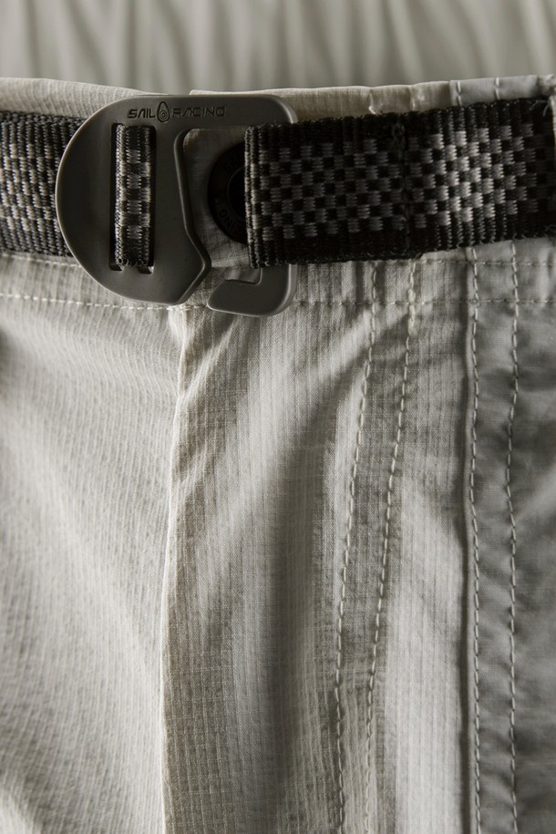 **TORNADO SHORTS(토네이도 쇼츠) (106)**는 남성용 반바지로, 여름철 일상 및 아웃도어 활동에 적합합니다. 베이지와 그레이 두 가지 색상으로 제공되며, 캐주얼 및 스포티한 스타일을 연출할 수 있습니다. 얇고 부드러운 나일론 소재의 레귤러핏 반바지로, 허리 밴딩과 벨트 스트랩 디테일, 포켓 디테일이 특징입니다. 여행룩, 휴가룩, 캠핑룩 등 다양한 TPO에 활용 가능하며, 미니멀한 스타일까지 소화할 수 있습니다.
