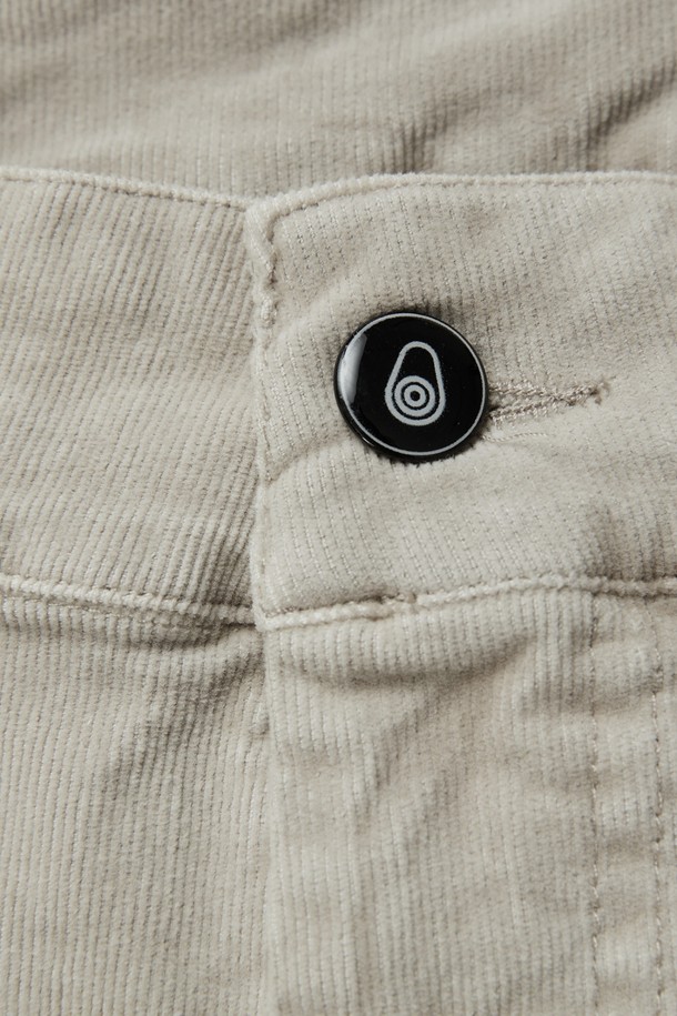 베이직하고 편안한 무드의 블락 코듀로이 쇼츠(118)입니다. 부드러운 촉감의 코듀로이 소재로 제작되어 봄, 여름 시즌에 시원하게 착용하기 좋습니다. 숏 기장과 레귤러 핏으로 다리가 길어 보이는 효과를 주며, 캐주얼한 스타일 연출에 용이합니다. 포켓 디테일이 있어 실용성을 더했으며, 일상복뿐만 아니라 봄 소풍룩으로도 활용하기 좋습니다. 베이지 컬러의 무지 디자인으로 어떤 상의와도 쉽게 매치할 수 있습니다.
