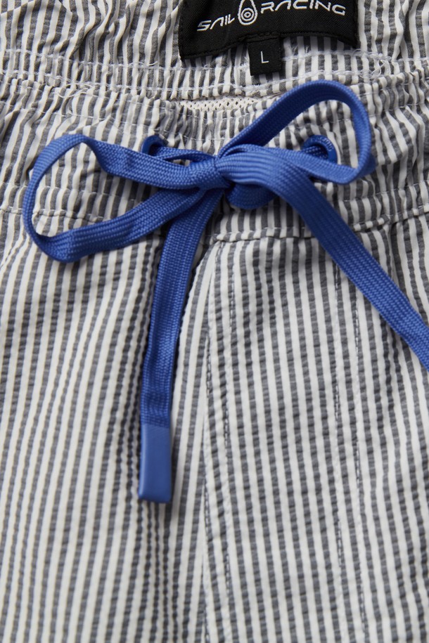 TORNADO SWIM SHORTS(토네이도 스윔 쇼츠)는 여름철 수영과 비치웨어에 적합한 남성용 수영복입니다. 그레이와 화이트 컬러의 스트라이프 패턴으로 캐주얼하고 스포티한 스타일을 연출합니다. 얇은 두께의 폴리에스테르 소재로 제작되어 가볍고 편안한 착용감을 제공하며, 레귤러핏에 밴딩 및 드로우스트링 디테일로 활동성을 더했습니다. 휴가, 리조트, 여름 바캉스룩에 활용하기 좋은 아이템입니다.
